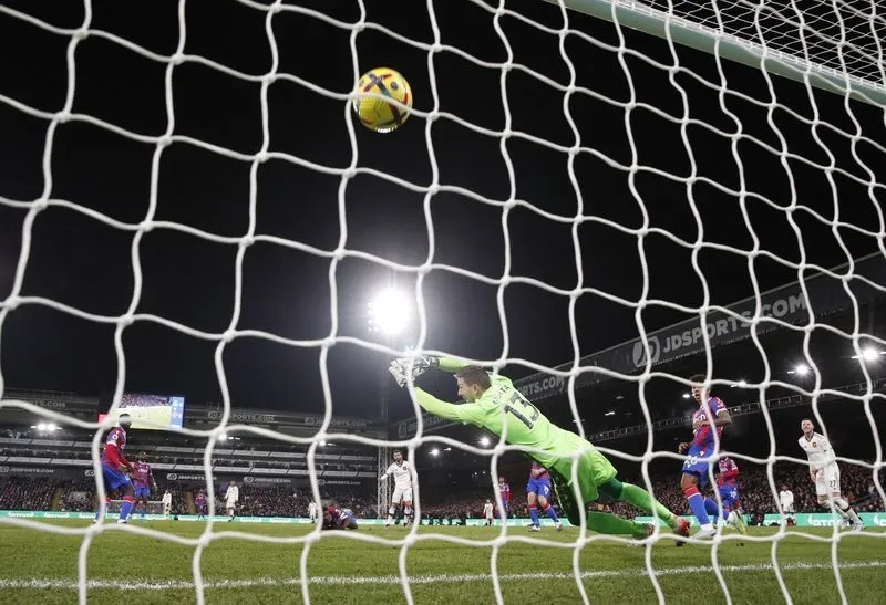 Palace's Olise denies Man United at the death as winning streak ends